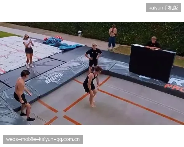 足球场上的极限狂欢：空翻庆祝变成摔伤的瞬间